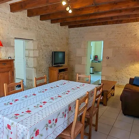En Pierres Avec Poele Et Animaux Admis Country house *