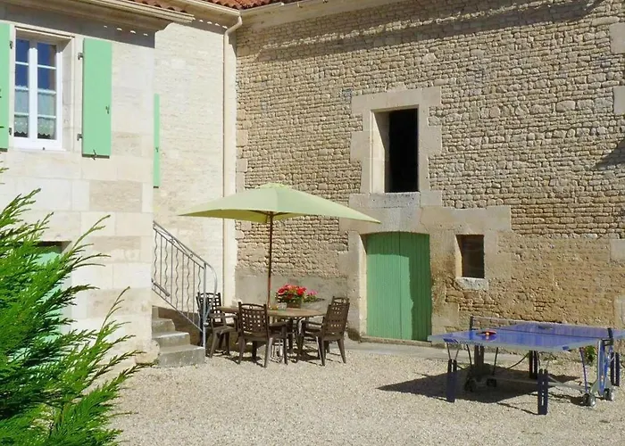 En Pierres Avec Poele Et Animaux Admis - Fr-1-653-79 Semesterbostad